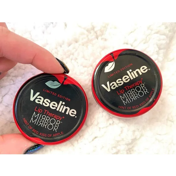 بالم لب وازلین vaseline مدل Mirror Mirror با رایحه سیب وزن 20 گرمی، حاوی رنگ قرمز ملایم و آبرسانی بسیار زیاد